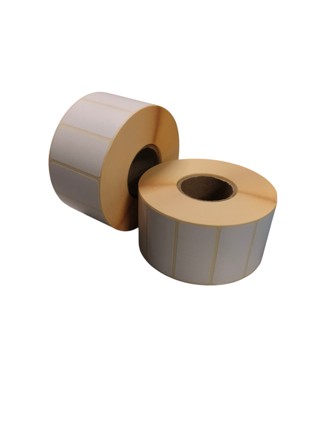 32 00667 - Etiketa 50 mm x 25 mm, Perforace, Matný papír, Bílá, Dutinka 40 mm, 2000 ks/kotouč, Permanentní lepidlo,  Průměr kotouče 104 mm