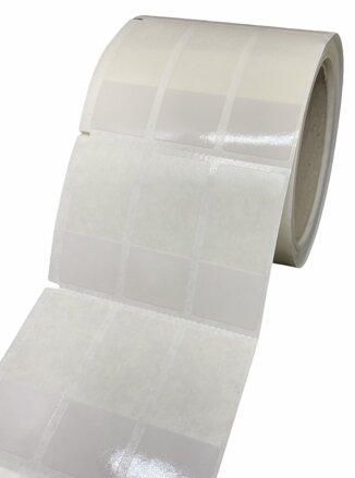 32 00006 - Etiketa 25 mm x 57 mm, 3 - Produkce, PVC Outdoor, Samolaminovací, Transparentní a bílá, Dutinka 76 mm, 3000 ks/kotouč, Silné lepidlo, Fotoznačka napravo, nejprve transparentní část, Průměr kotouče 142 mm